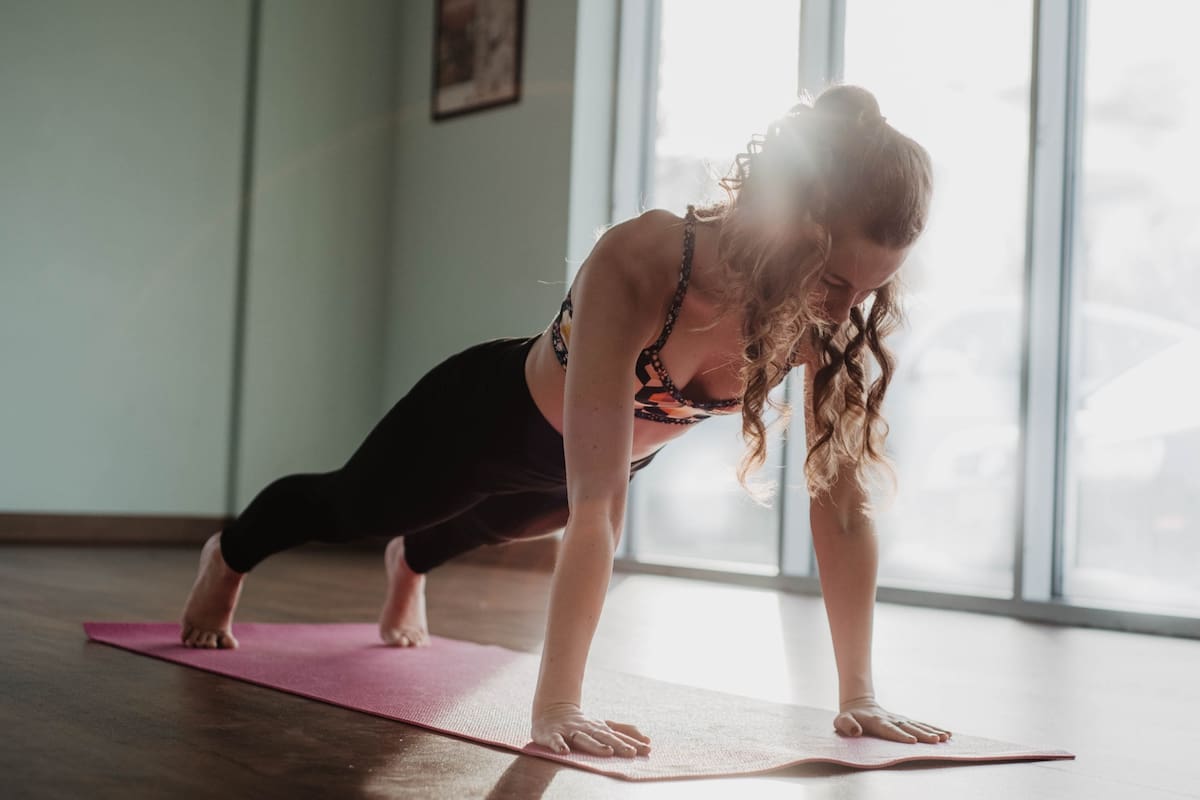 El burpee hindú tiene beneficios cardiovasculares, ya que aumenta la resistencia aeróbica y la fuerza, sobre todo, de brazos, glúteos, hombros y abdomen