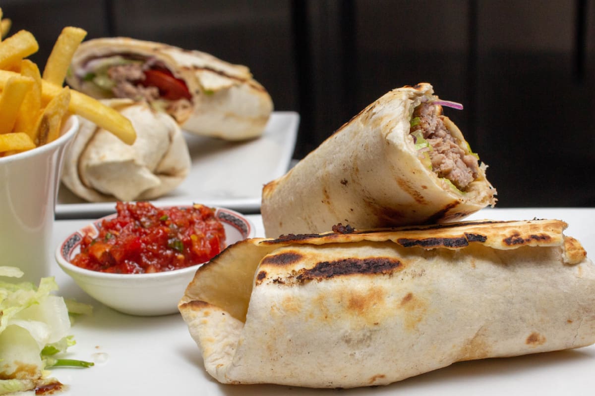 El burrito mexicano ha tenido variaciones en Estados Unidos, en donde lo acompañan con otros platos característicos de ese país; también hay opciones más gourmet