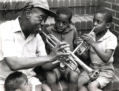 Satchmo en Nueva York, compartiendo su arte con niños de Queens