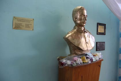 El busto de Cambacito en la Escuela 216 en Colonia Elisa