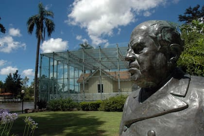 El busto de Sarmiento frente a la casa donde vivió en el Tigre.