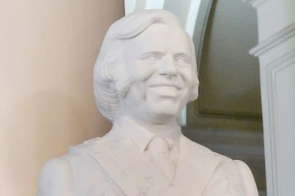 El busto del expresidente riojano, Carlos Saúl Menem, estatua que fue inaugurada este lunes por el presidente Javier Milei junto a Zulemita y Eduardo Menem