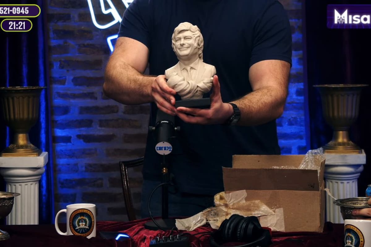El busto que Javier Milei le regaló al Gordo Dan y que se exhibe en "la misa"