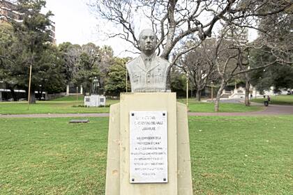 El busto que recuerda al coronel postmórtem Argentino del Valle Larrabure, emplazado en 1996, tras una decisión aprobada por unanimidad por la Legislatura porteña