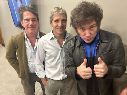 El buzo azul. Revelan por qué Javier Milei suele vestir la característica prenda debajo de su campera de cuero