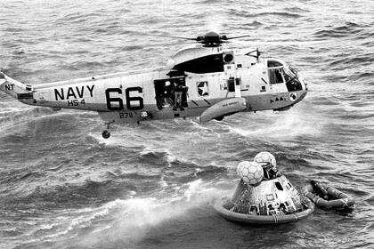 El buzo de la Armada estadounidense, Clancy Hatleberg, se prepara para saltar junto a la cápsula del Apolo 11 recién amerizada en el Pacífico