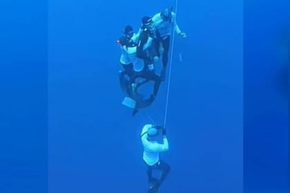 El buzo quería batir su propio récord de profundidad en la disciplina apnea, pero se desmayó a 125 metros de la superficie y debió ser rescatado