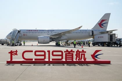 El C919, el gran avión de pasajeros de desarrollo propio de China, listo para su primer vuelo comercial en Shanghai, en el este de China