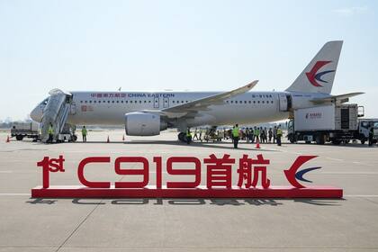 El C919, el gran avión de pasajeros de desarrollo propio de China, listo para su primer vuelo comercial en Shanghai, en el este de China