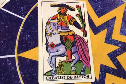 El Caballo de Bastos es la carta que regirá a Aries