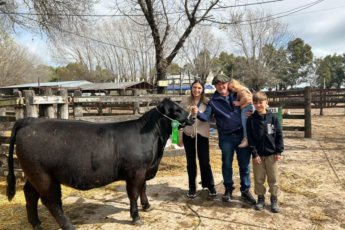 El cabañero Aguilera junto a su mujer Paula y dos de sus hijos