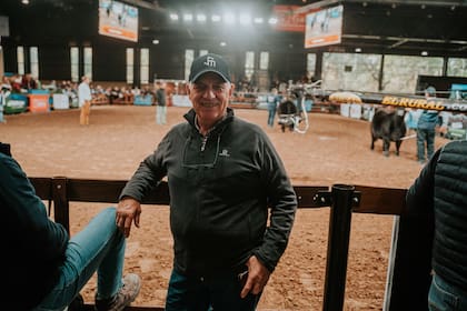 El cabañero Carlos Curone observando una jura de campeones en la Angus Indoor de Palermo