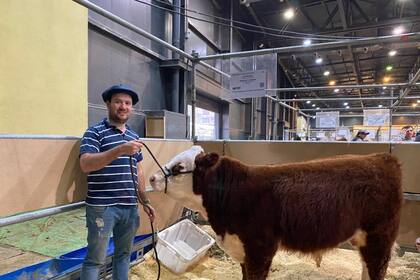 El cabañero Juan Manuel Fernández junto a su ternero menor de la raza Hereford