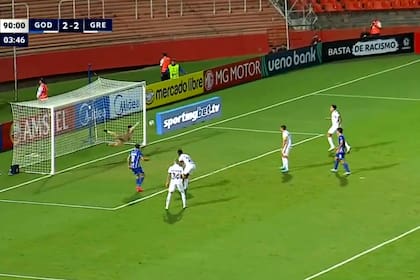 El cabezazo de Auzmendi que a punto estuvo de convertirse en el tercer gol del Tomba