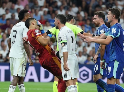 El cabezazo de Dani Carvajal ya impactó sobre el rostro de Gerónimo Rulli