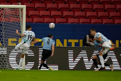 El cabezazo de Guido Rodríguez, que estableció el 1 a 0 argentino frente a Uruguay