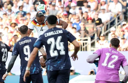 El cabezazo de Jonathan Tah que venció a Orlando Gill, pero el gol fue anulado por una falta previa