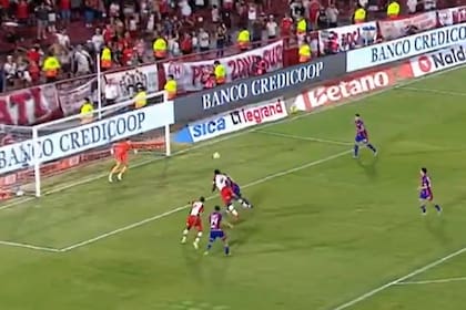 El cabezazo de Jordy Caicedo se meterá junto al palo izquierdo de Gill: gol de Huracán