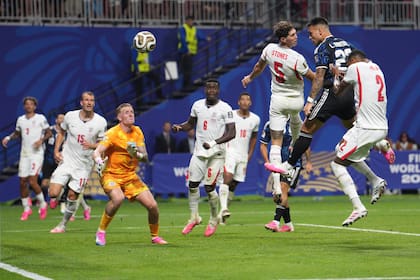 El cabezazo de Lautaro Martínez para poner el 2 a 1 definitivo de la selección argentina ante Inglaterra