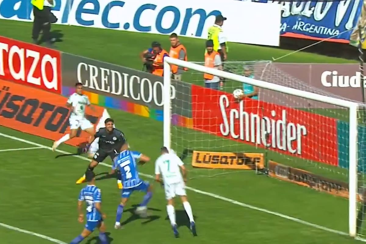 El cabezazo de Licha López saldrá desviado. Pudo ser la victoria de Sarmiento en Mendoza, ante Godoy Cruz. Fue la última jugada del partido.