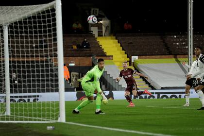 El cabezazo de Luke Ayling va camino a la red, pero dos minutos después será anulado el gol del Leeds por una posición adelantada en la jugada.