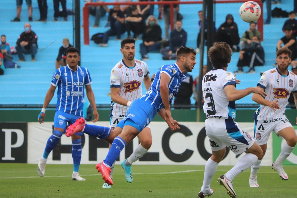 El cabezazo de Martín Ojeda dará en el travesaño y se irá; Godoy Cruz y Arsenal empataron 0-0 en Sarandí