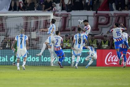 El cabezazo de Omar Alderete se transformará en el 2-1 de Paraguay ante la Argentina; otro dolor de cabeza para Scaloni