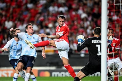 El cabezazo de Otamendi será el primer gol de Benfica ante Dinamo Kiev