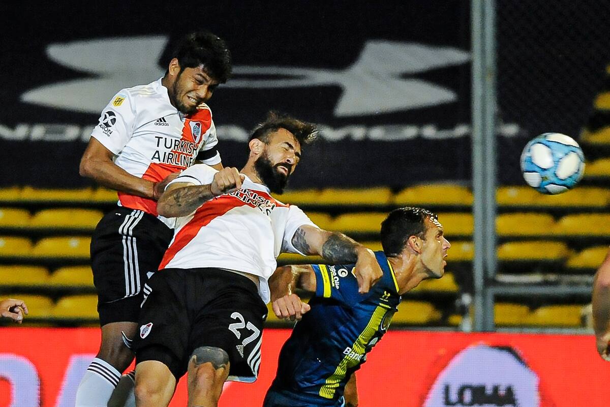 El cabezazo previo al gol de Robert Rojas, de River Plate, a los 10 minutos del primer tiempo del partido que juegan frente a Rosario Central.