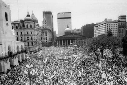 El cabildo en primer plano y la plaza llena en la llegada de la democracia en 1983