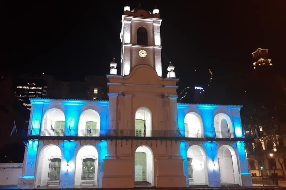 El Cabildo porteño iluminado, pero cerrado al público por las restricciones impuestas por la pandemia