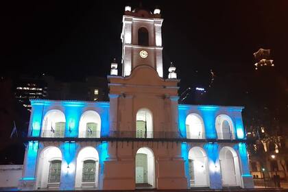 El Cabildo porteño iluminado, pero cerrado al público por las restricciones impuestas por la pandemia