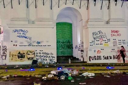El Cabildo, todo pintarrajeado y lleno de basura