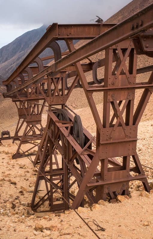 El cable carril tiene nueve estaciones y trepa a más de 4600 m de altura.