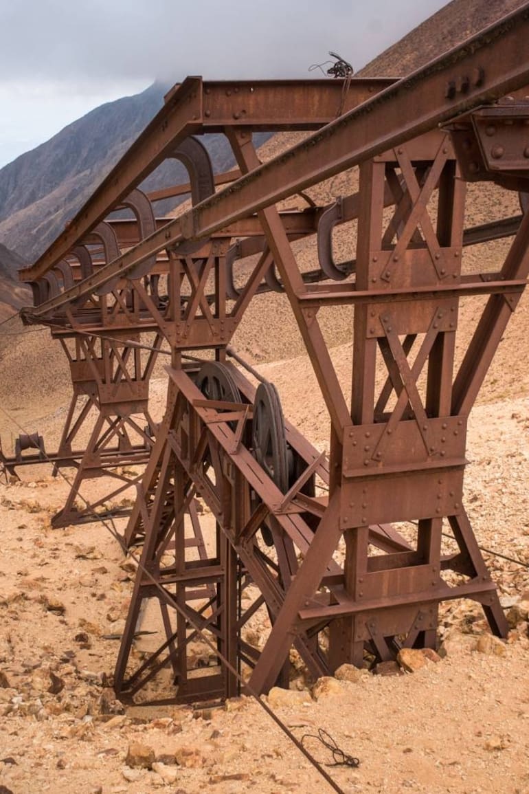El cable carril tiene nueve estaciones y trepa a más de 4600 m de altura.