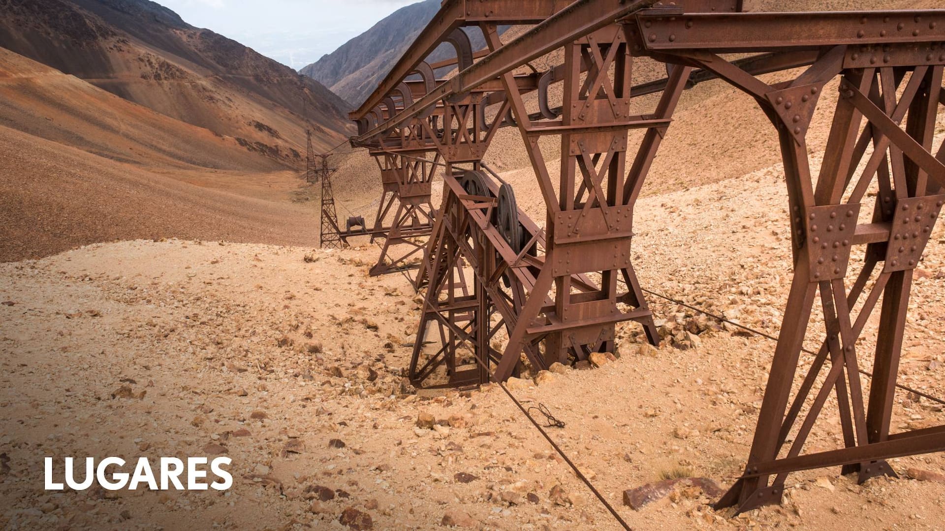 El cable carril tiene nueve estaciones y trepa a más de 4600 m de altura.