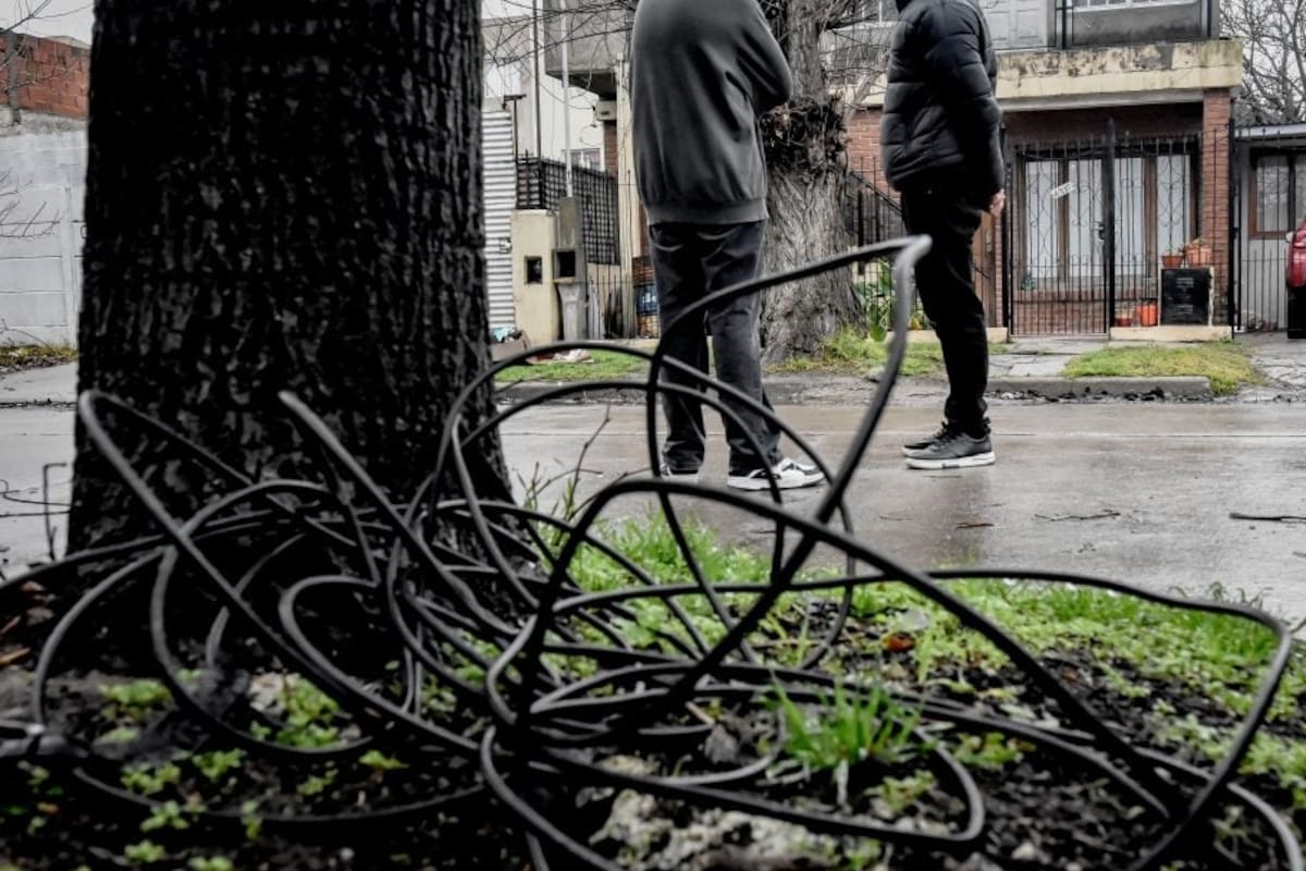 El cable en el que se enredó el motociclista que murió