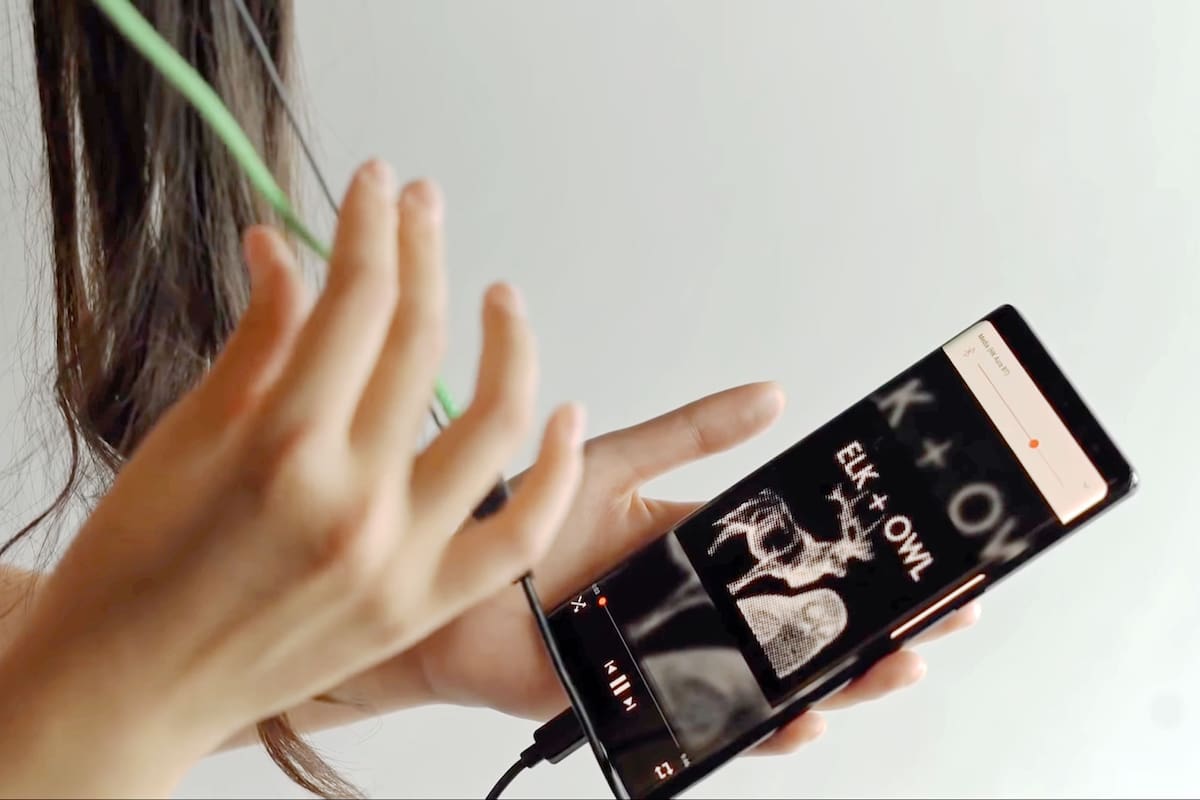 El cable inteligente de Google cuenta con un tejido con fibras especiales que pueden interpretar diversos tipos de presión y gestos para controlar las funciones de un smartphone o cualquier otro dispositivo electrónico