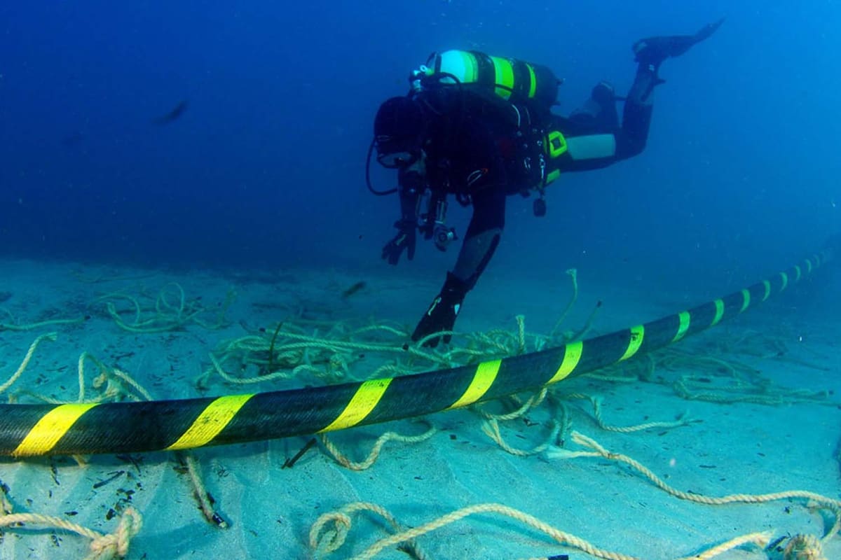 El cable submarino cruza de Estados Unidos a Chile por el Pacífico