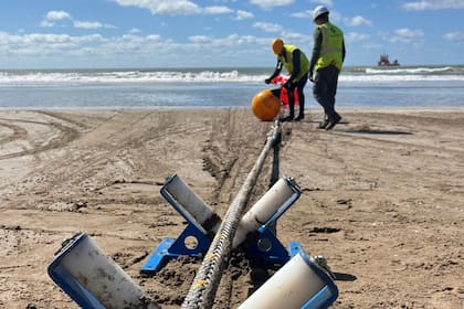 El cable submarino Firmina, de Google, en la playa de Las Toninas