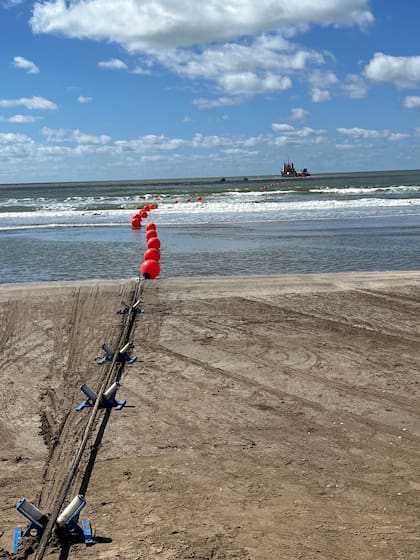 El cable submarino Firmina sale del mar rumbo a la estación de amarre de Las Toninas