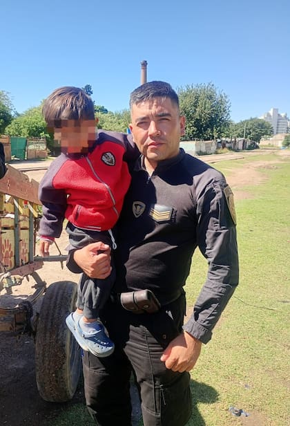 El cabo primero Pablo Luna junto al chico que salvó
