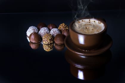 El cacao al 100% en polvo es de las mejores opciones para añadir en infusiones dado que, a ese valor se mantienen sus propiedades y se evita la adicción al azúcar o a los distintos componentes ultra procesados