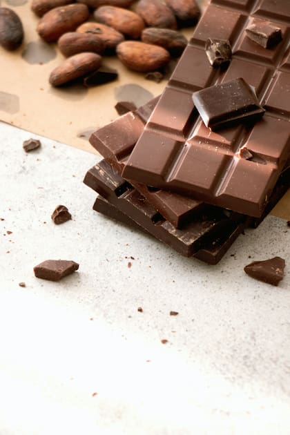 El cacao contiene flavonoides, antioxidantes que contribuyen a la salud cardiovascular al mejorar la circulación, reducir la presión arterial y disminuir el riesgo de enfermedades del corazón