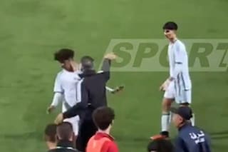 El entrenador de una selección juvenil le pegó a dos jugadores de su equipo en pleno partido