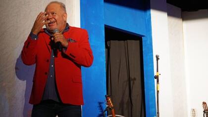 El Cacho Buenaventura, uno de los humoristas más famosos de Córdoba, es oriundo del pueblo donde se creó la mezcla del fernet con coca y le mostró a BBC Mundo la cultura de esta amarga bebida