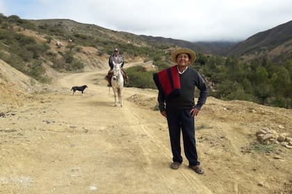 El cacique Beningno Vargas en una de las calles del pueblo