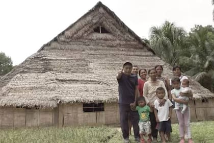 El cacique Calixto Kuiru y su familia en una casa tradicional (maloca) del pueblo Uitito