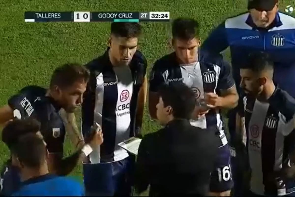 El Cacique Medina se las ingenió para conseguir un "tiempo muerto" como en el básquet, en el triunfo de Talleres sobre Godoy Cruz por la Copa Argentina