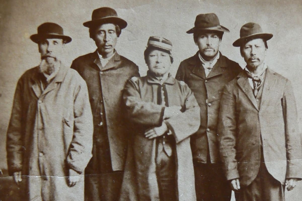 El cacique Namuncurá (centro), con sus lenguaraces y capitanes